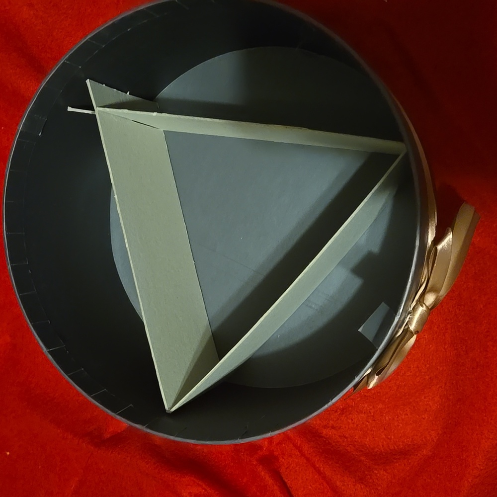 A Set of Round Gift Boxes - Picture 2 of 3